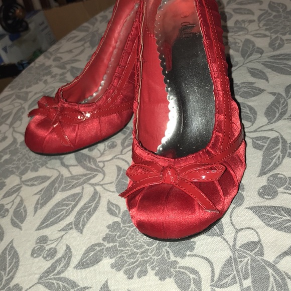 Super sexy Dots ruby red slippers size 6. Kitten heels - Picture 2 of 9